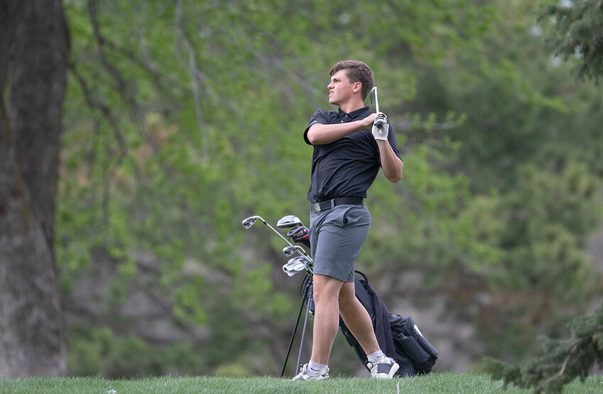 EMF's Draven Payne watches his approach shot to the sixth green of the Friend golf course April 22 during the Bobcats dual with Southern.