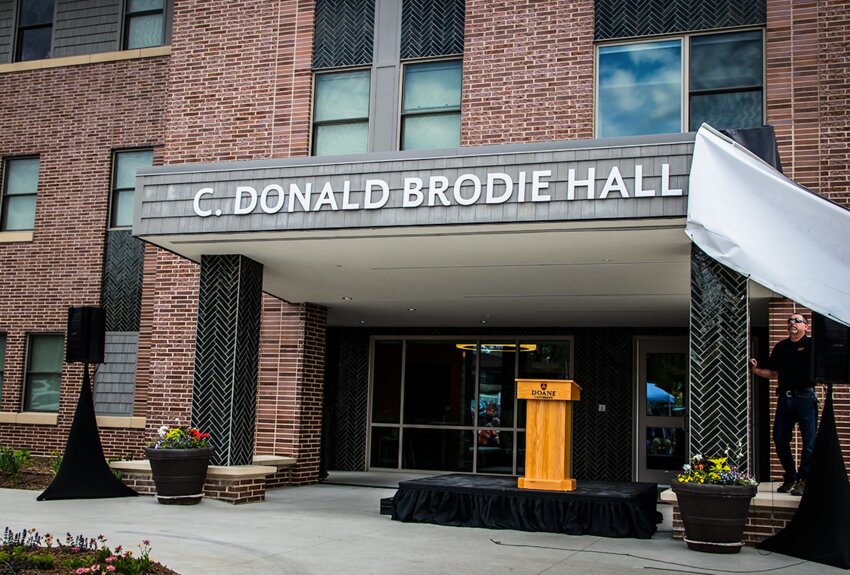 Doane University unveiled the name of the new residence hall on May 10 at a naming ceremony. C. Donald Brodie Hall is named after Doane’s largest donor to date.