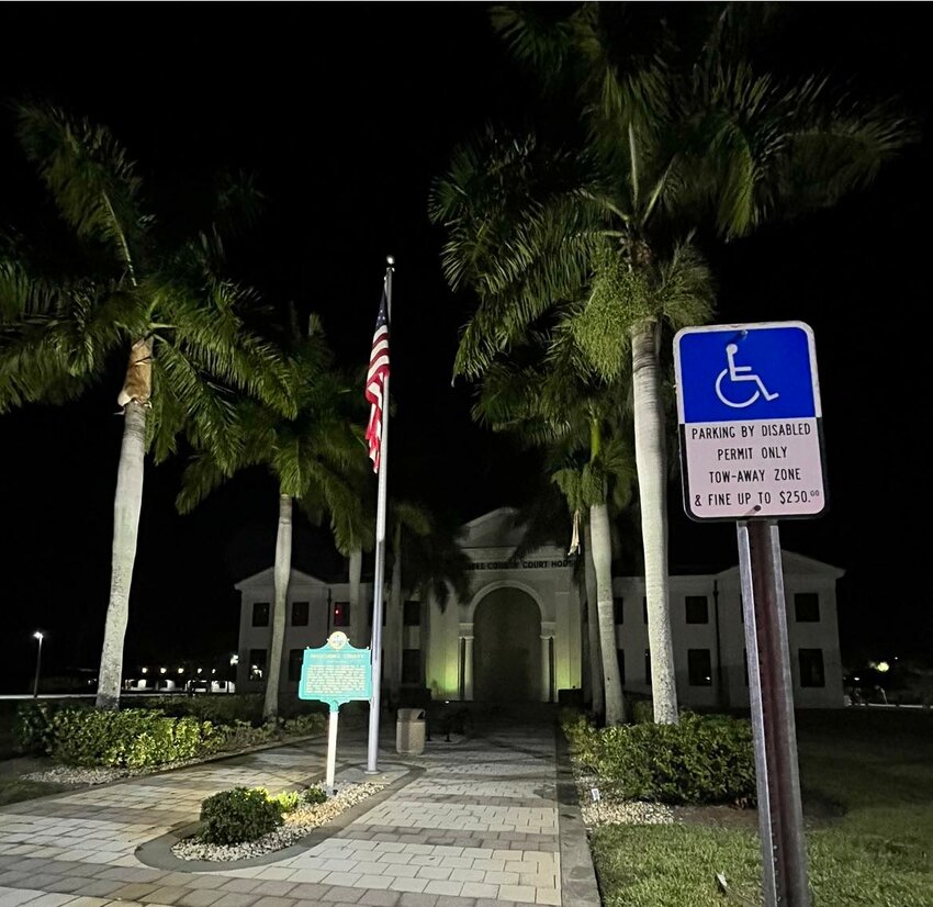 OKEECHOBEE -- The Okeechobee County Courthouse participated in Operation Green Light to honor veterans.
