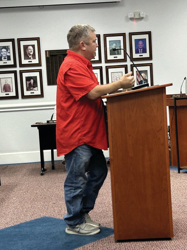 Jason Ferrel addresses city council concerning the sale of fireworks in the city..[Photo by Cathy womble/Lake Okeechobee News]