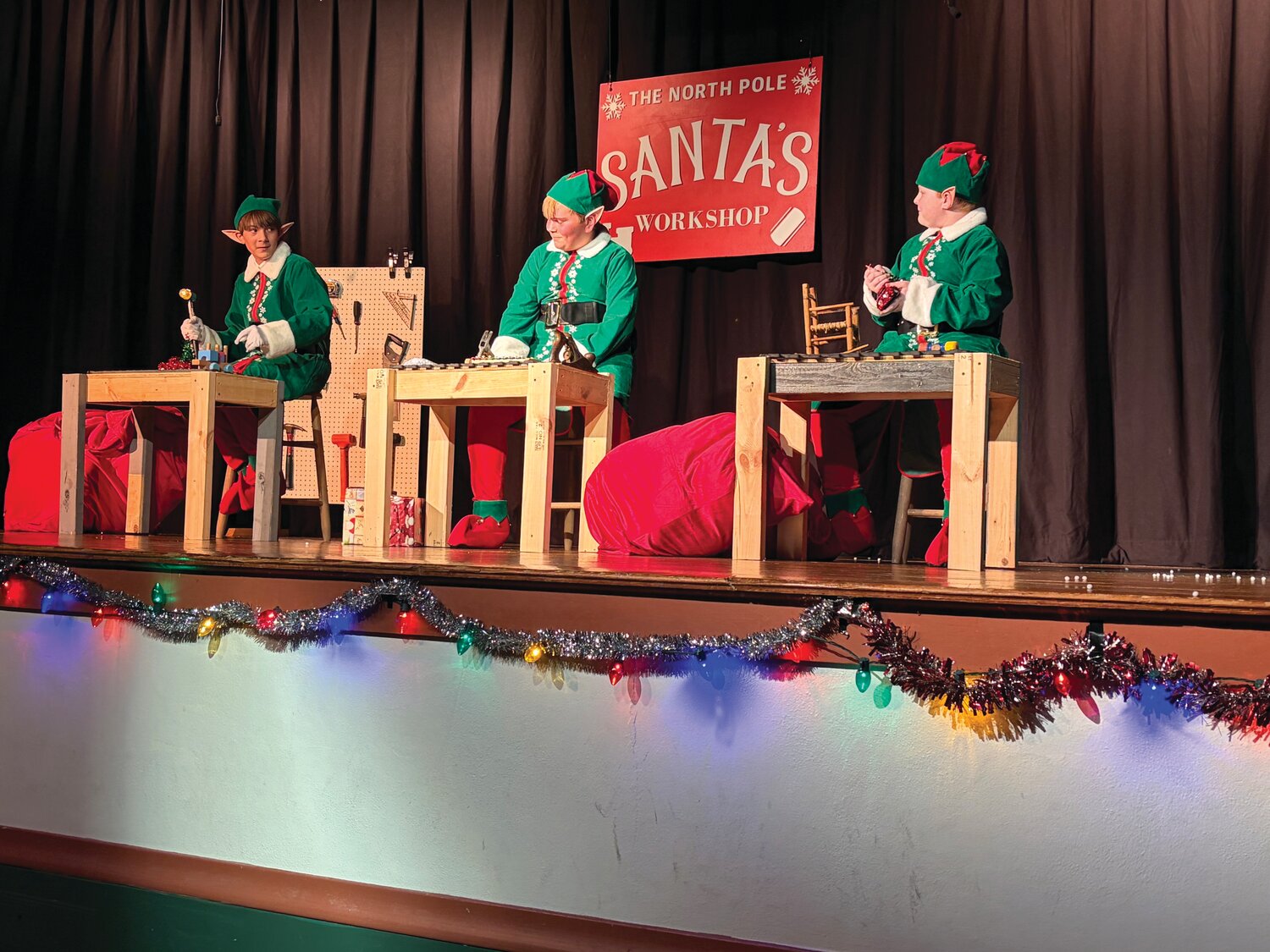 'Christmas Extravaganza' is hilarious holiday treat - Lake Okeechobee News