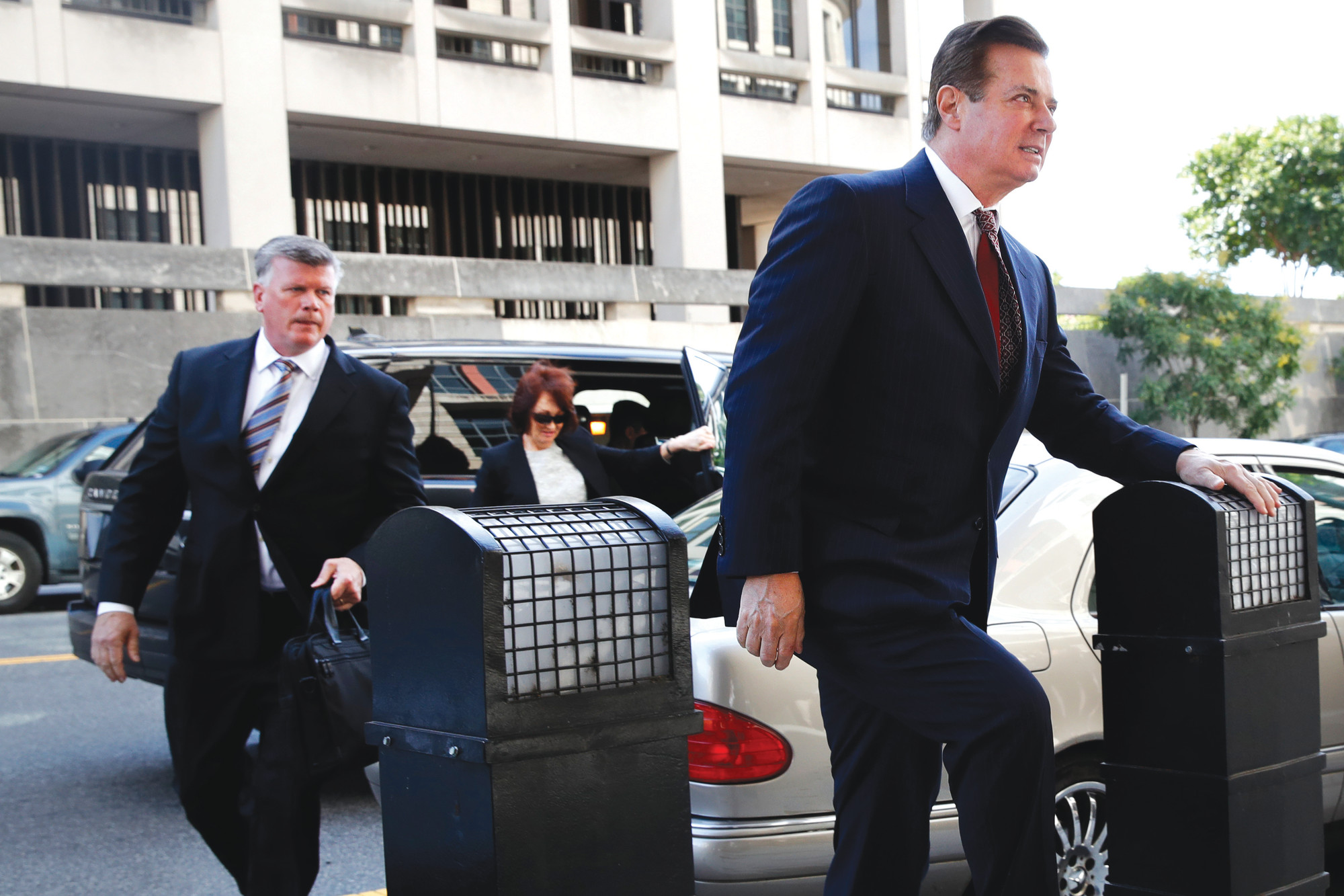 Paul Manafort, right, arrives at federal court accompanied by his lawyer Kevin Downing, left, and wife, Kathleen Manafort, on June 15 in Washington.