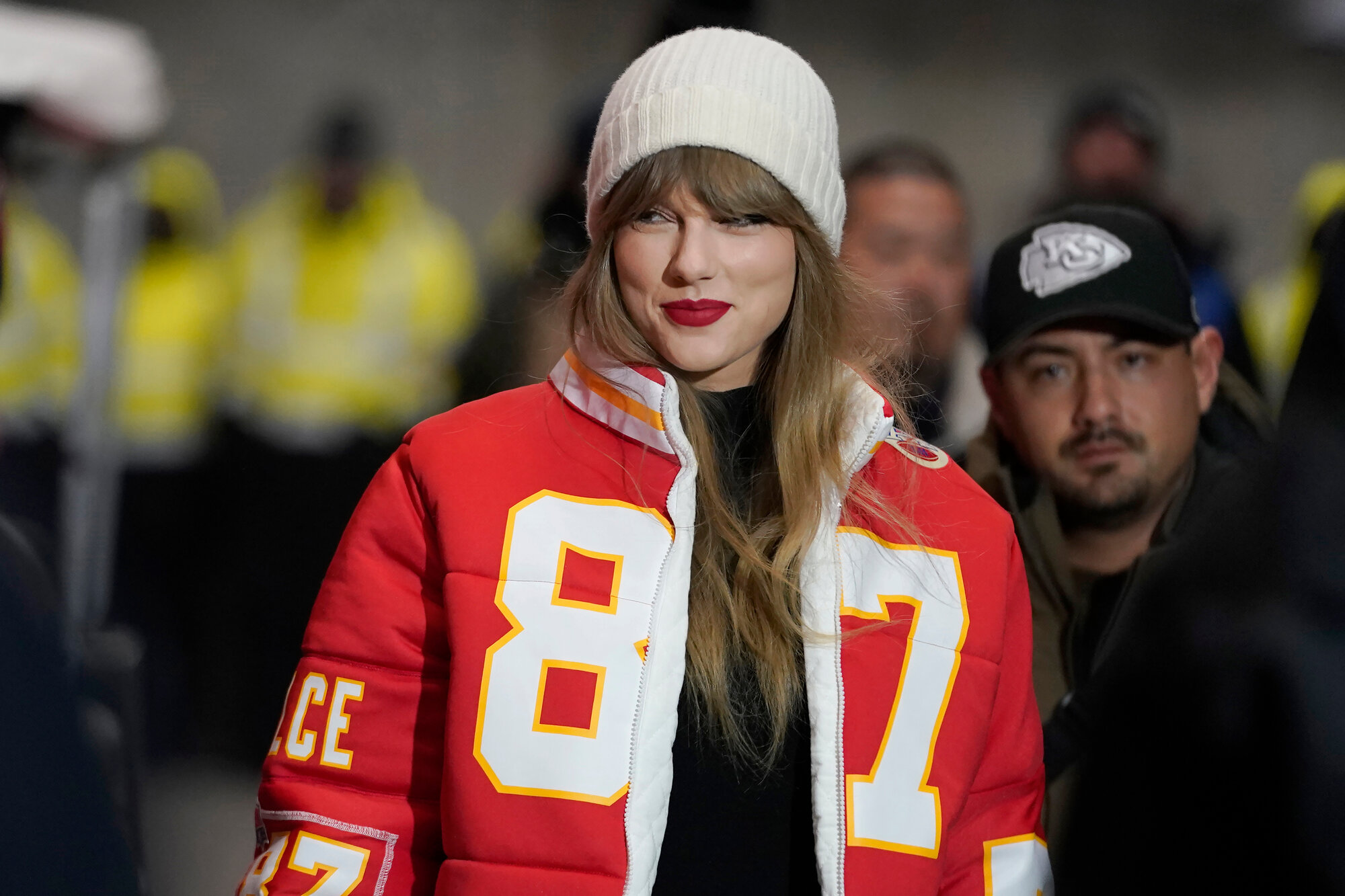 Taylor Swift wears a Kansas City Chiefs tight end Travis Kelce jacket as she arrives before an NFL wild-card playoff football game between the Chiefs and the Miami Dolphins, Saturday, Jan. 13, 2024, in Kansas City, Mo.